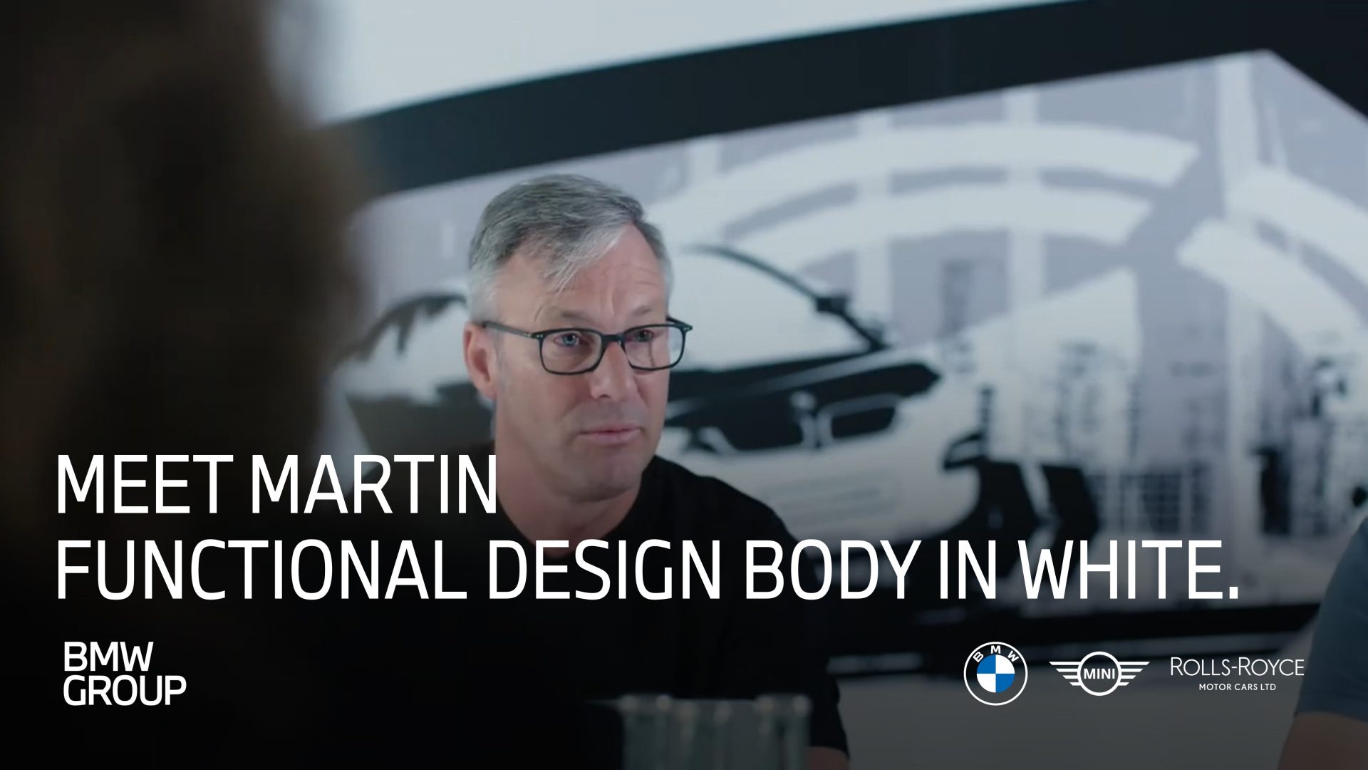 Mitarbeiter redet über die Arbeit bei der BMW Group.