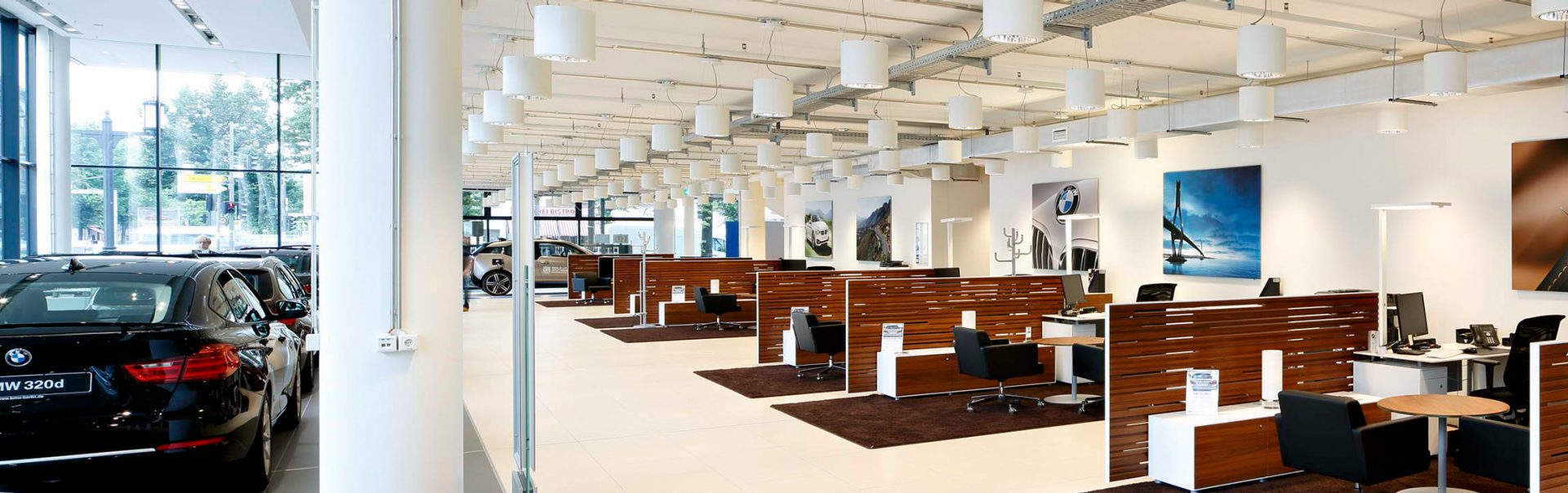The picture shows the interior of the BMW dealership in Munich.
