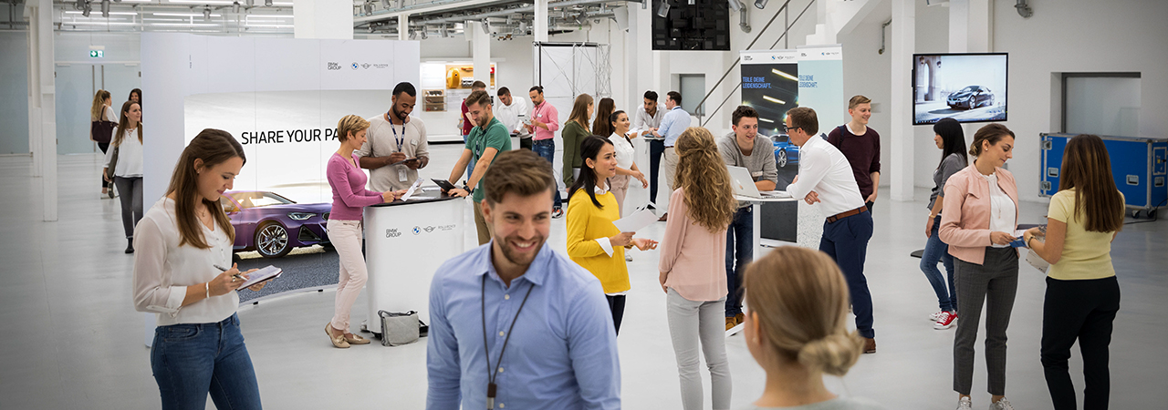 Eine Messe mit vielen Menschen bei der BMW Group