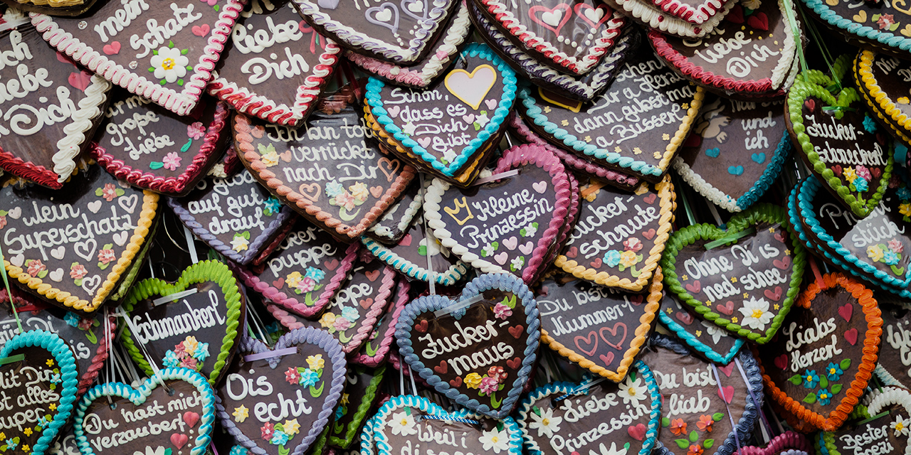 The picture shows different gingerbread hearts on a market stall.