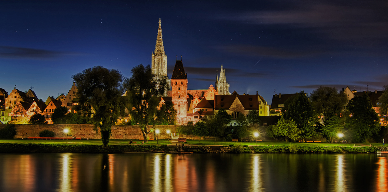 Das Bild zeigt die Stadt Ulm bei Nacht.