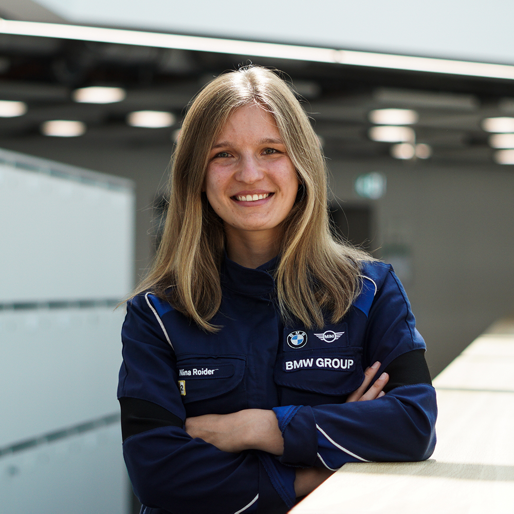BMW employee Nina with her arms crossed and smiling