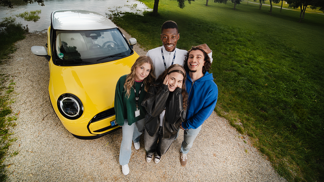 Vier Azubis vor einem gelben MINI Cooper