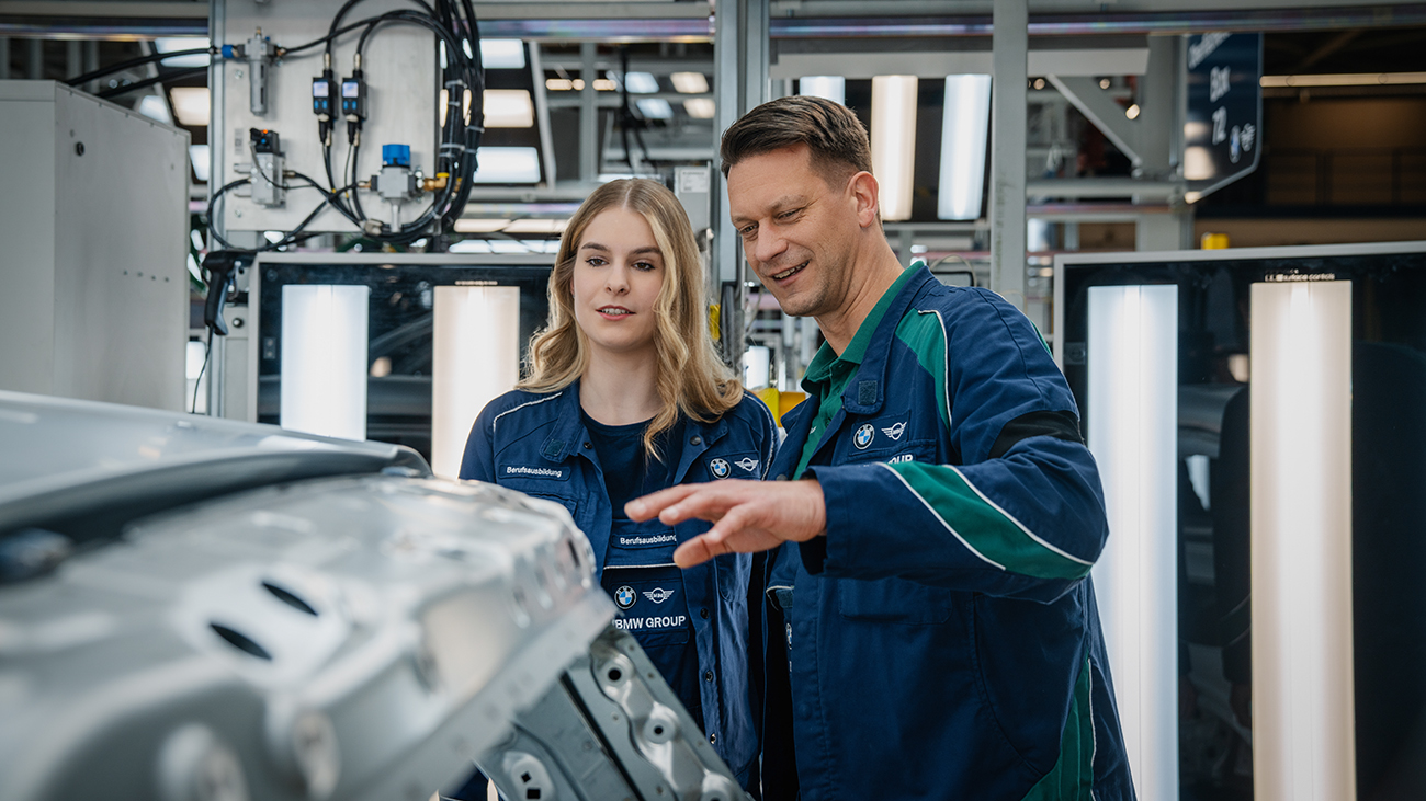 Auszubildende mit ihrem Ausbilder im Karosseriebau