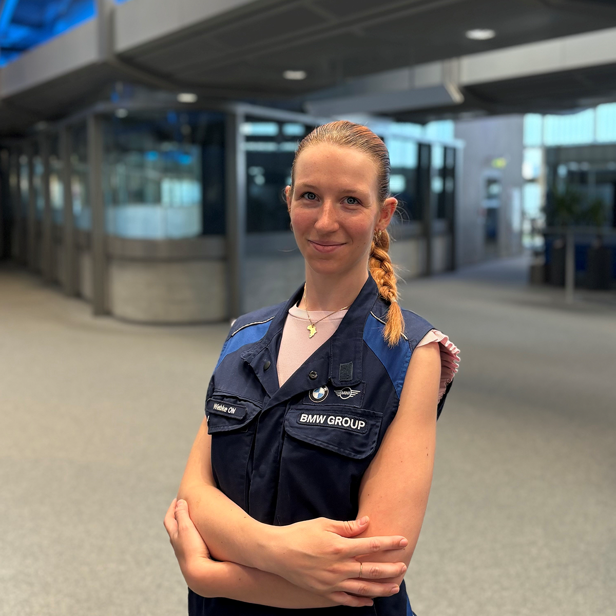 Portrait einer Spezialistin für Kommunikation und Interkulturalität in moderner Büroumgebung.