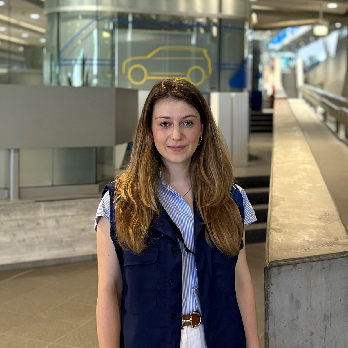 Recruiterin Sophia steht im BMW Werk Leipzig.