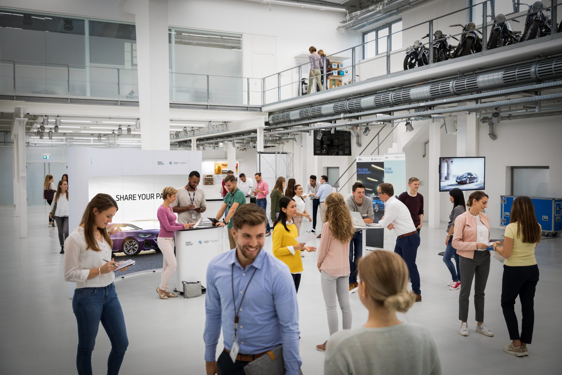 Junge Menschen bei einem Event für Studierende.