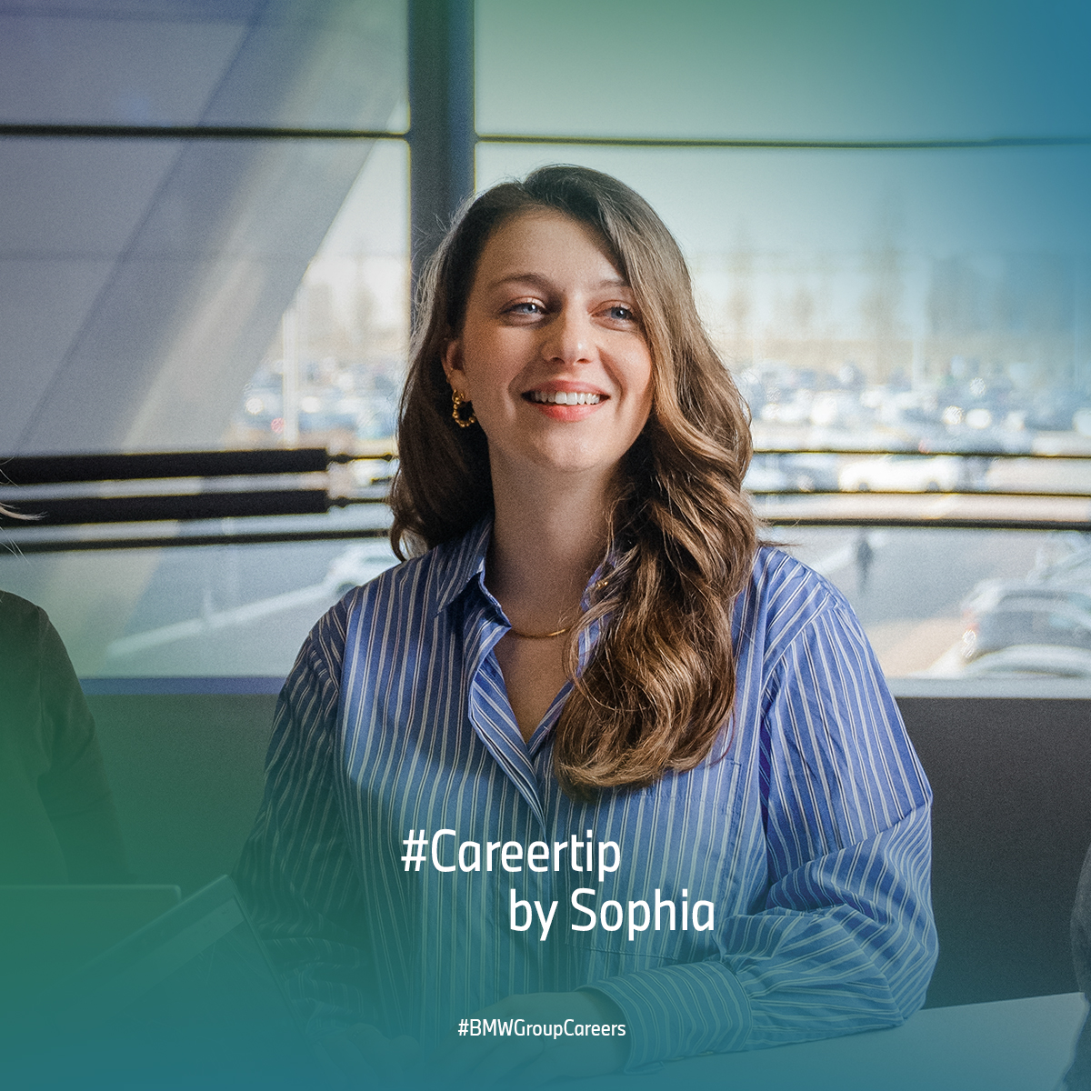 Recruiterin Sophia lächelnd mit dem Schriftzug "Careertip by Sophia" auf dem Bild