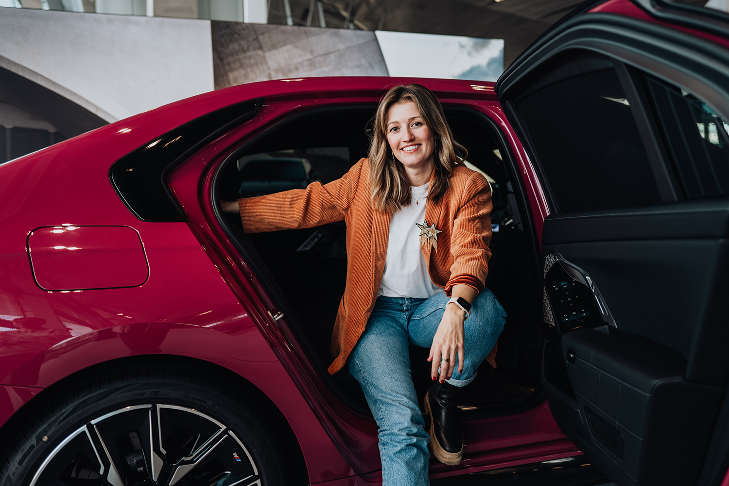 Employee Katharina with a BMW 7series