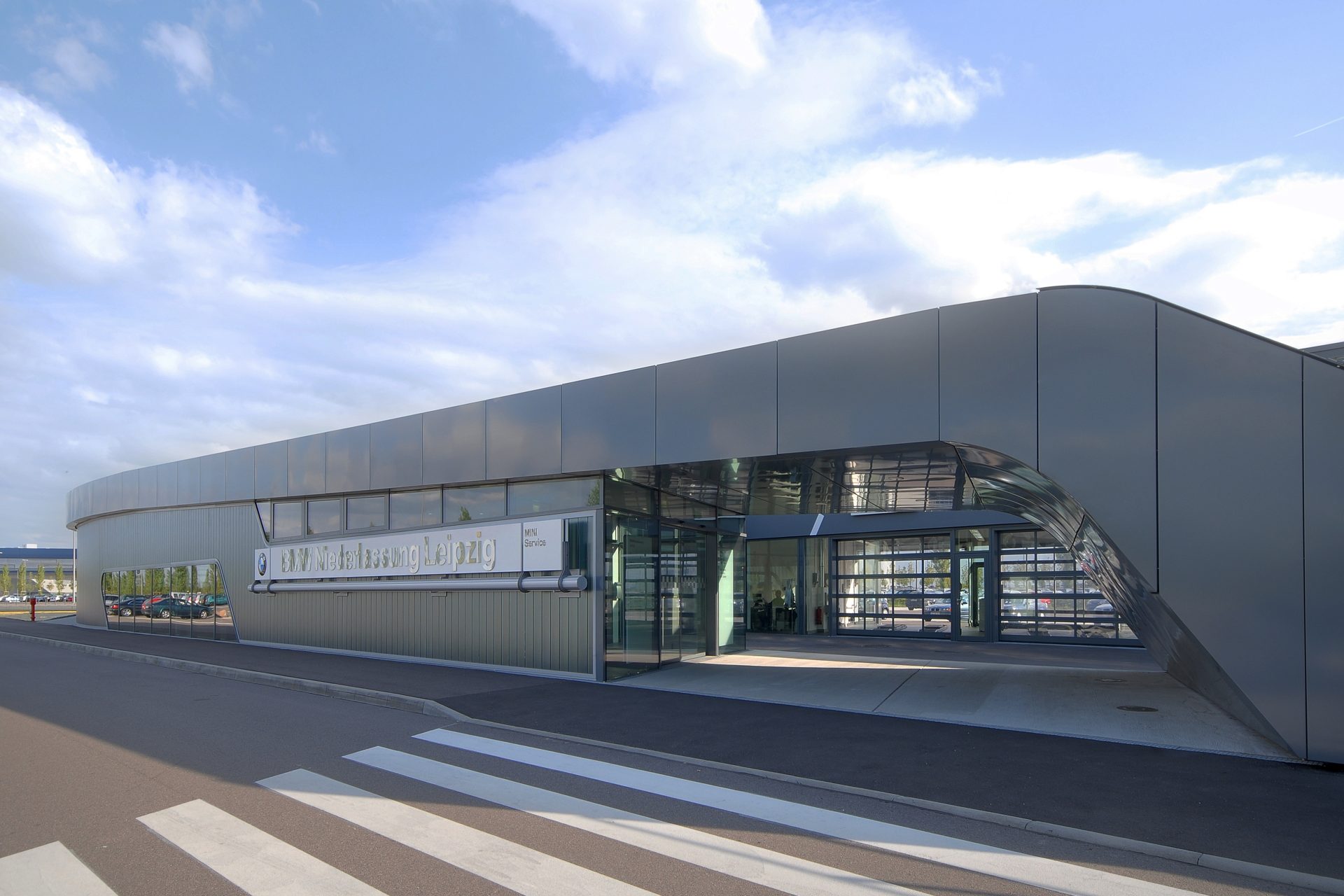 Exterior view of the BMW Leipzig showroom featuring modern architecture.