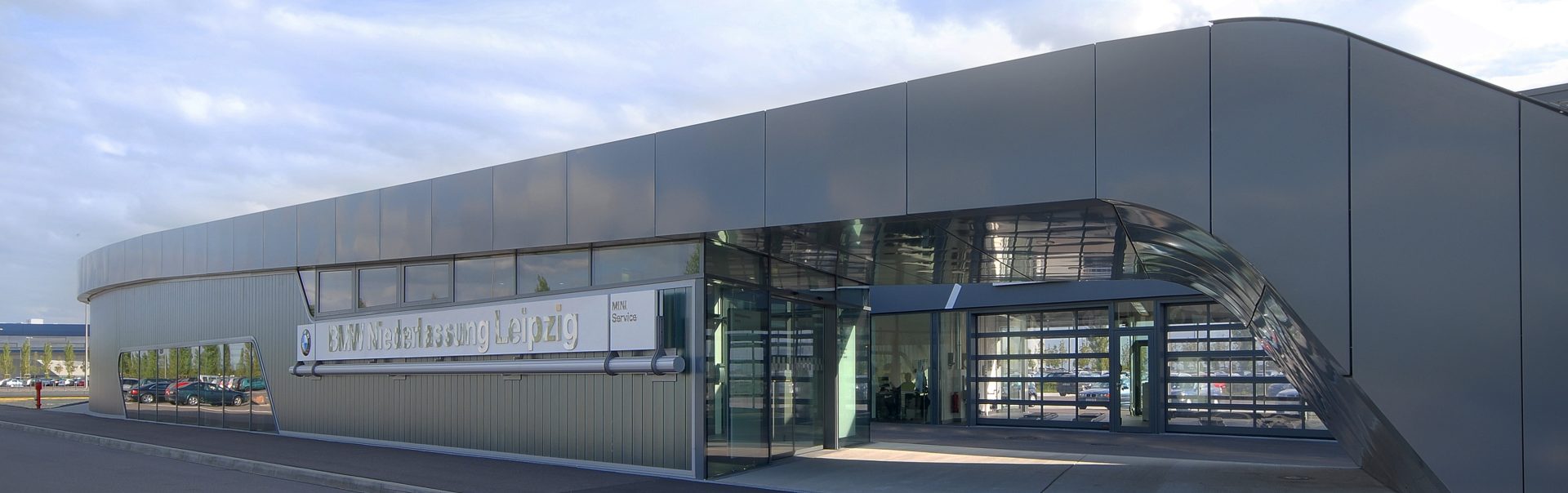 Exterior view of the BMW Leipzig showroom featuring modern architecture.