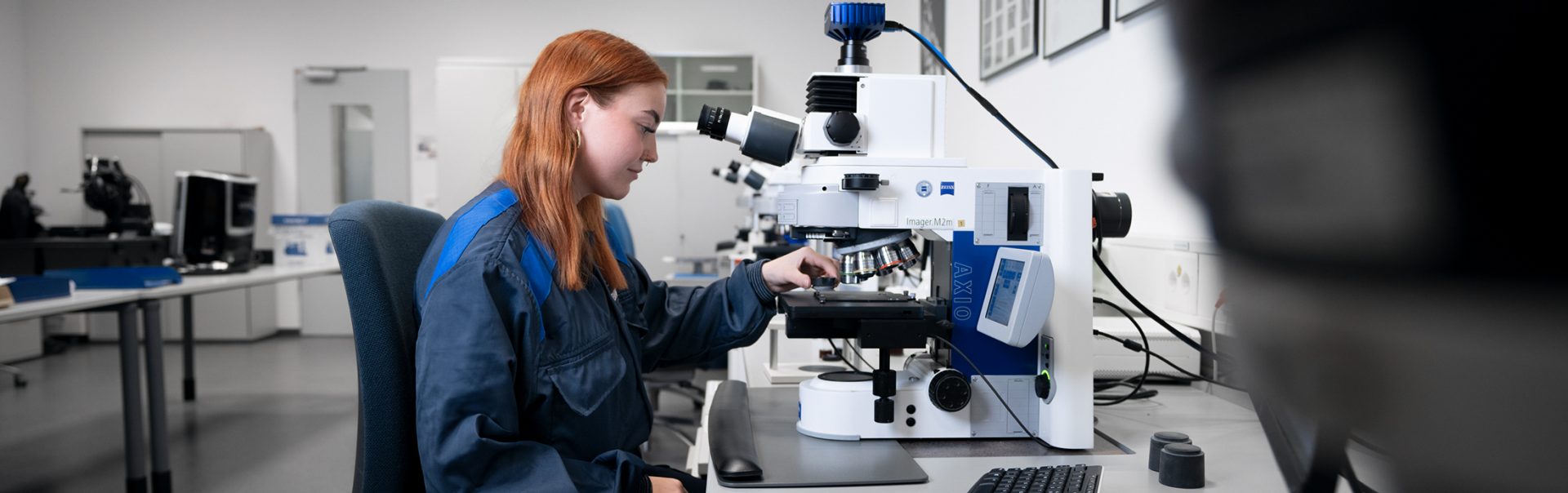 Laboratory environment with a BMW Group materials tester analyzing materials.