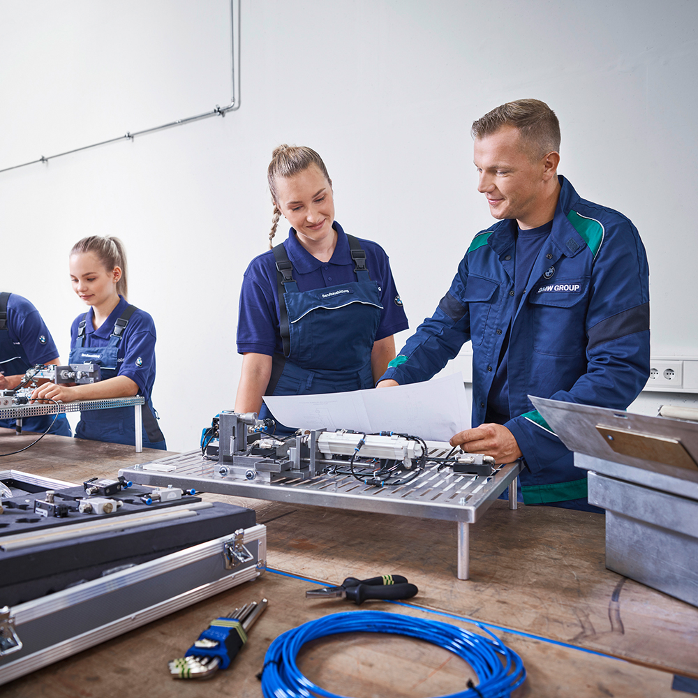 Teamwork between industrial mechanics at the BMW Group