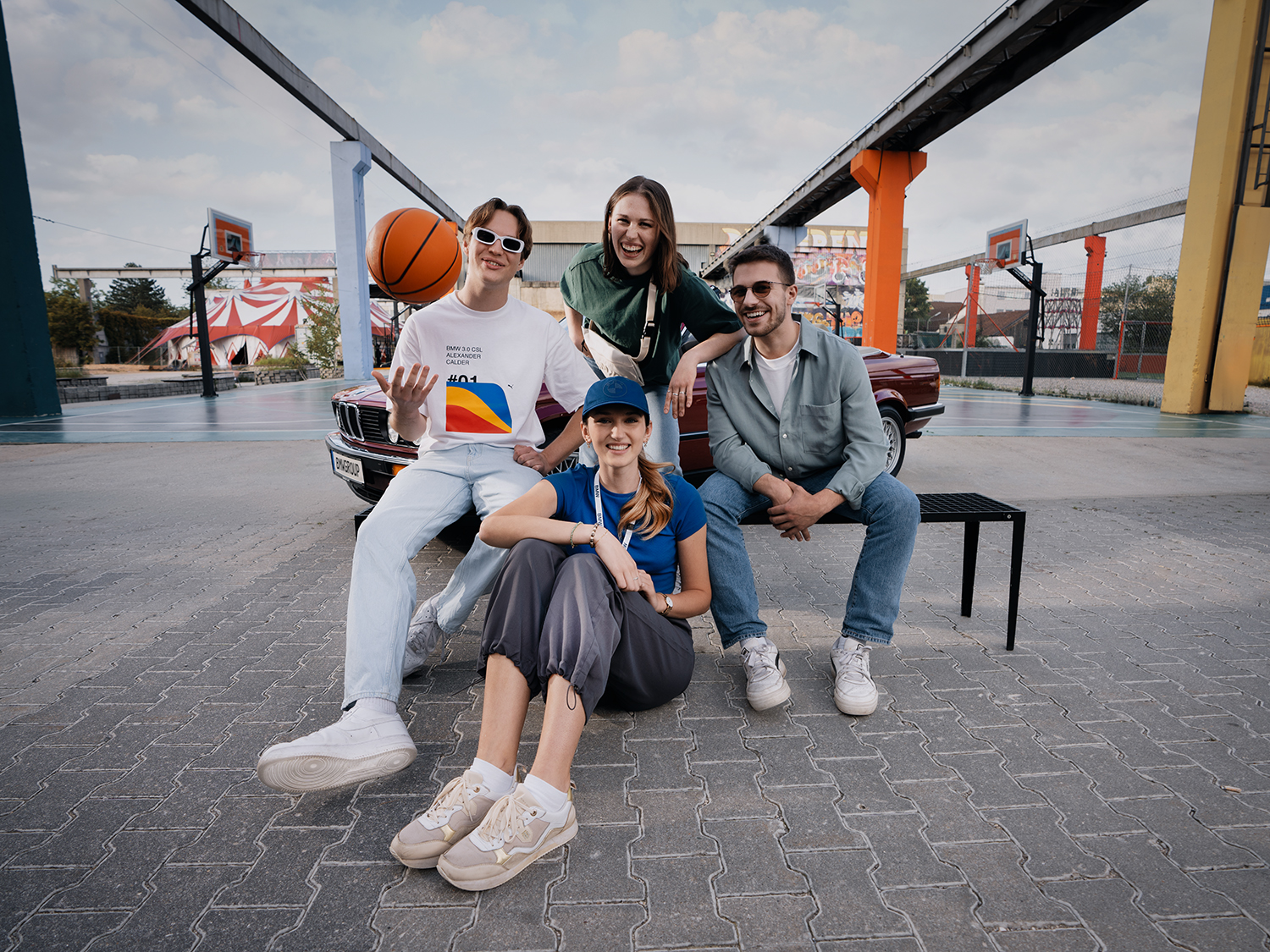 Various insights of benefits at the BMW Group, such as rental cars or canteen.