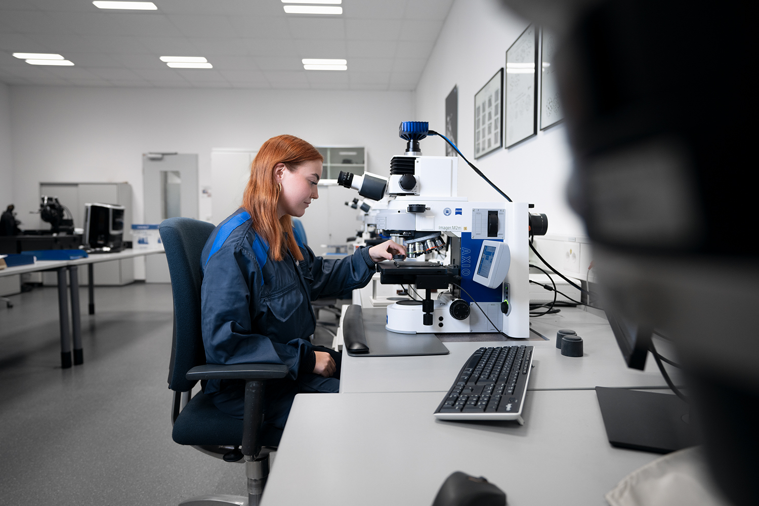 Laboratory environment with a BMW Group materials tester analyzing materials.