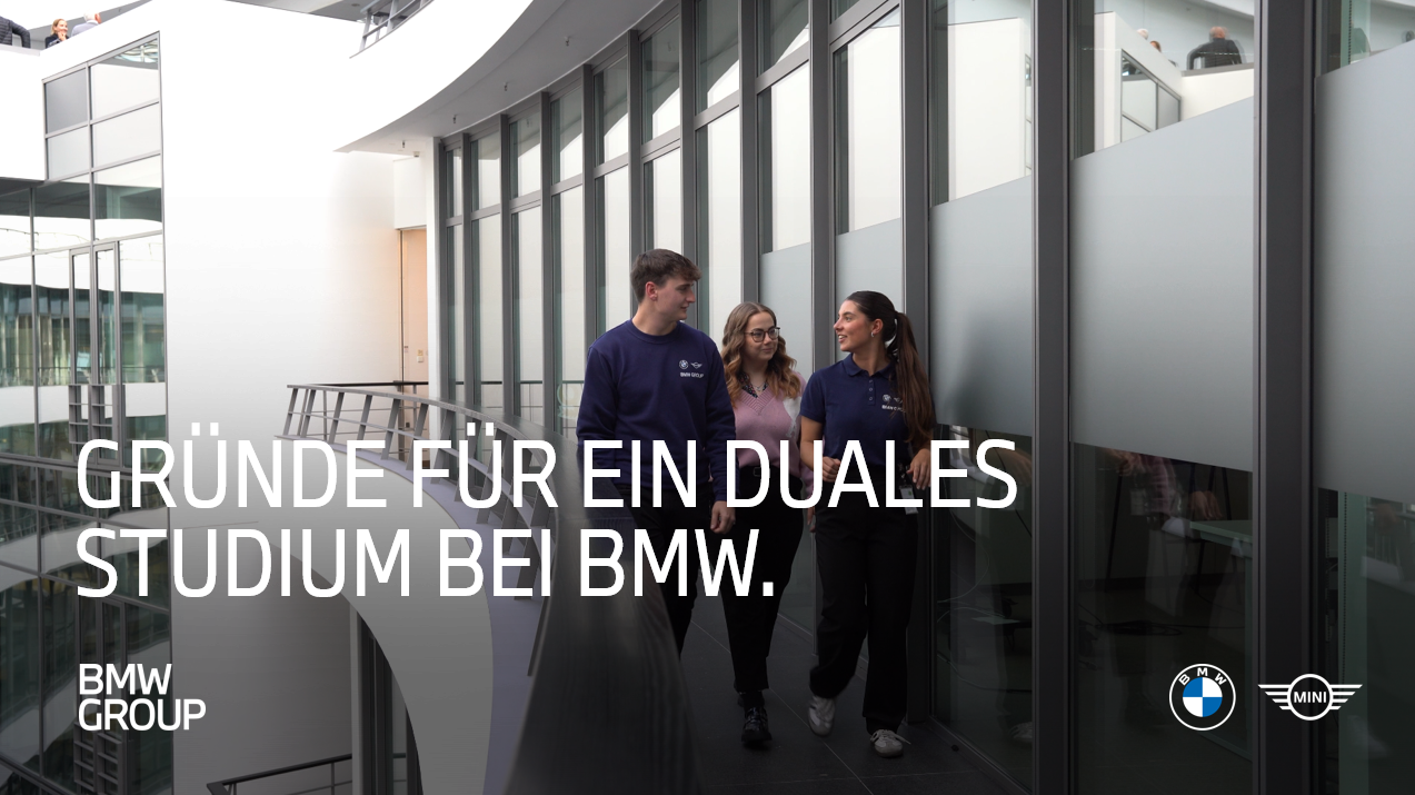Three dual students are having a conversation about dual studies at the BMW Group.