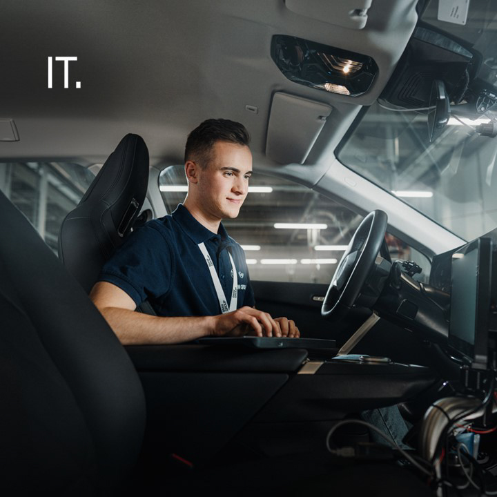 A dual student programming in a car