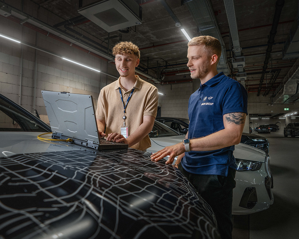 A dual student programming in a car