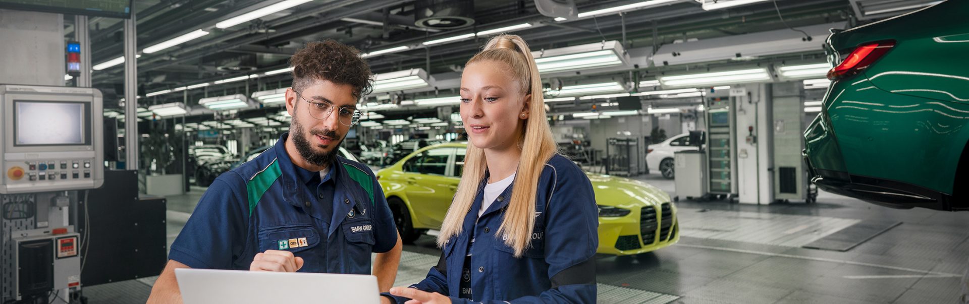 Two Dual Students for mechanical engineering working together in a workshop at the BMW Group.