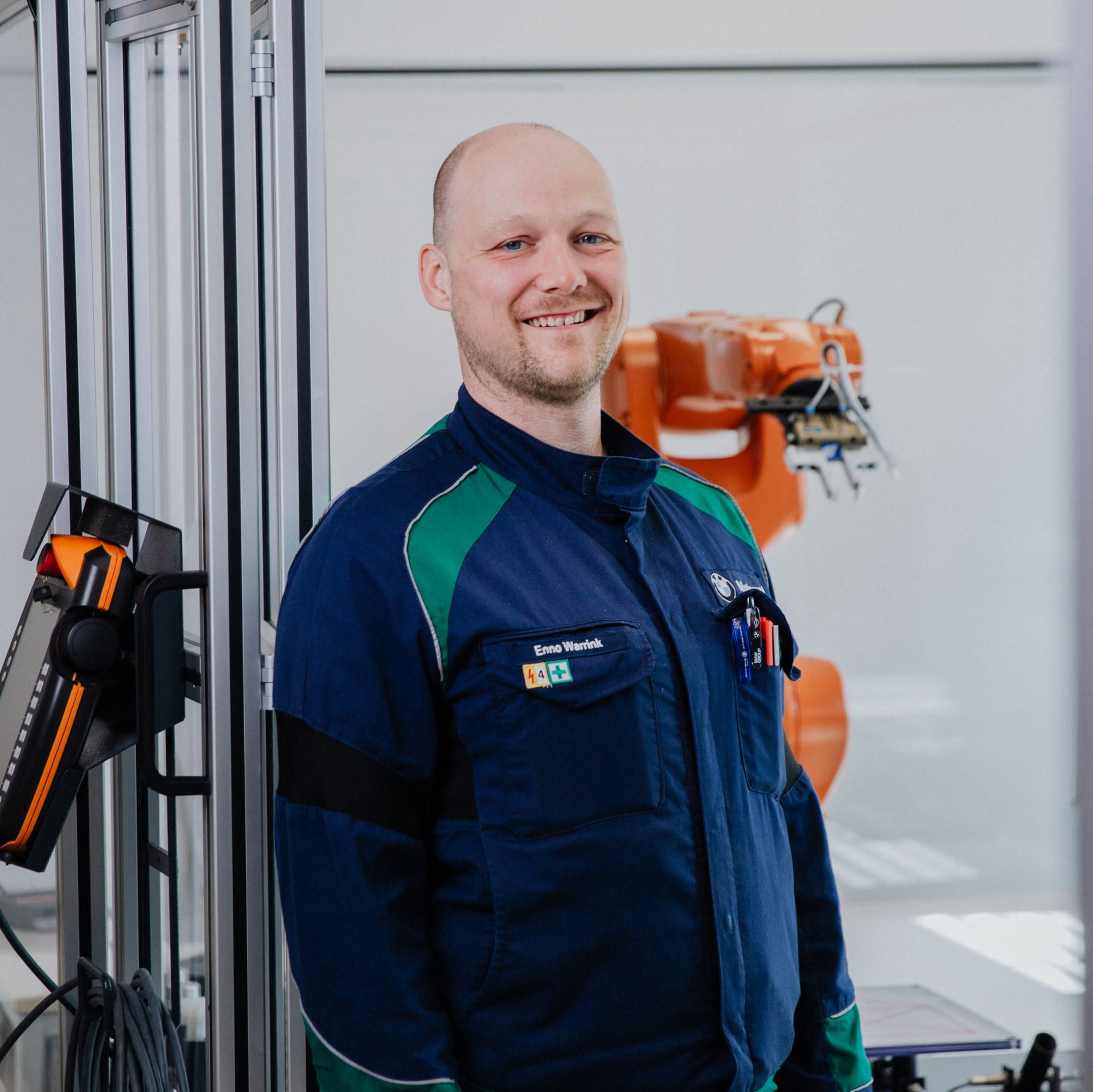 Trainer for production mechanics at the BMW Group in a workshop environment.