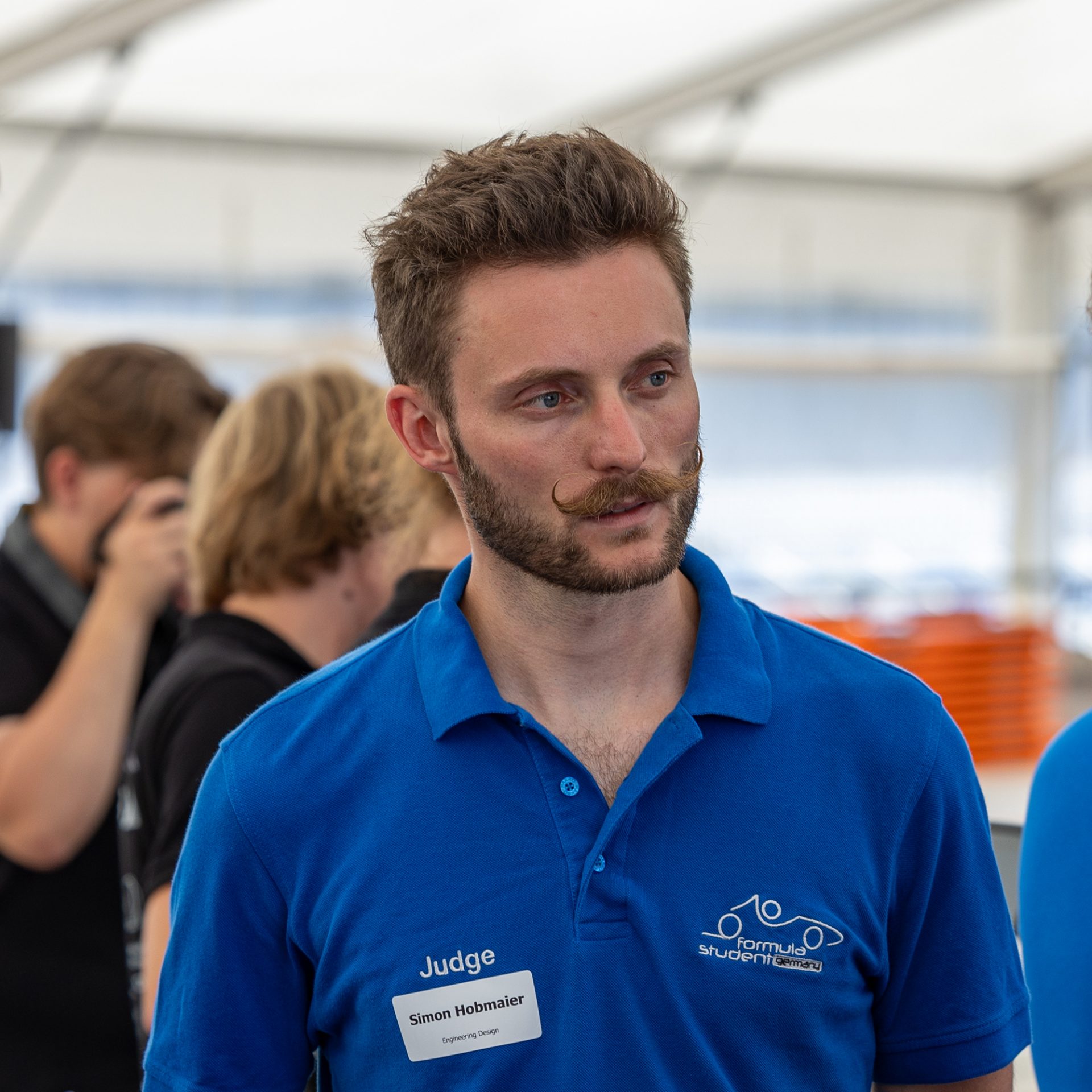 Employee at the BMW Group talking to a student.