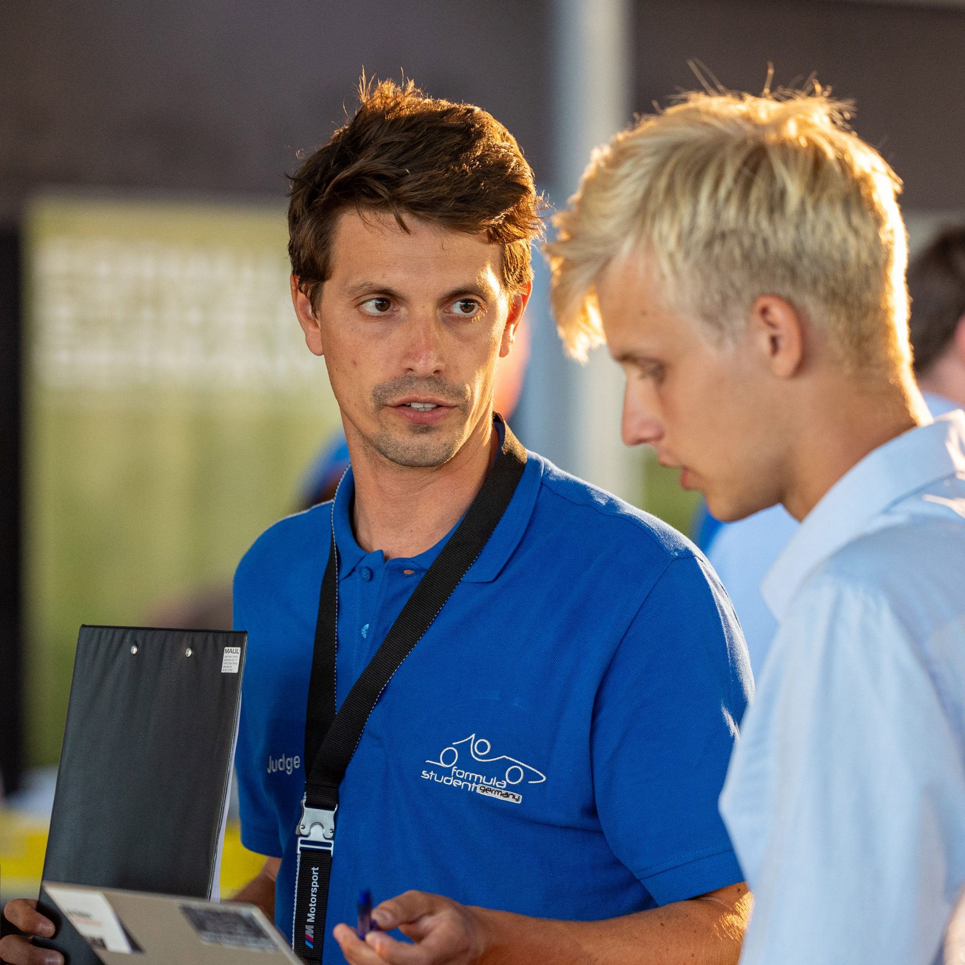 Employee at the BMW Group talking to a student.