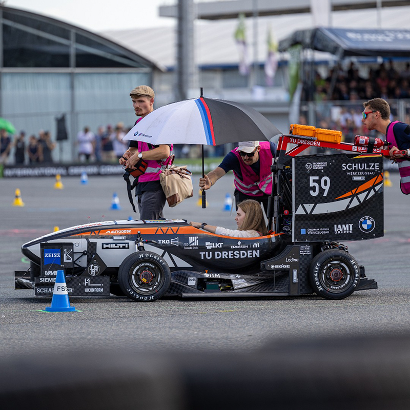Formula Student Auto der TU Dresden auf der Teststrecke.