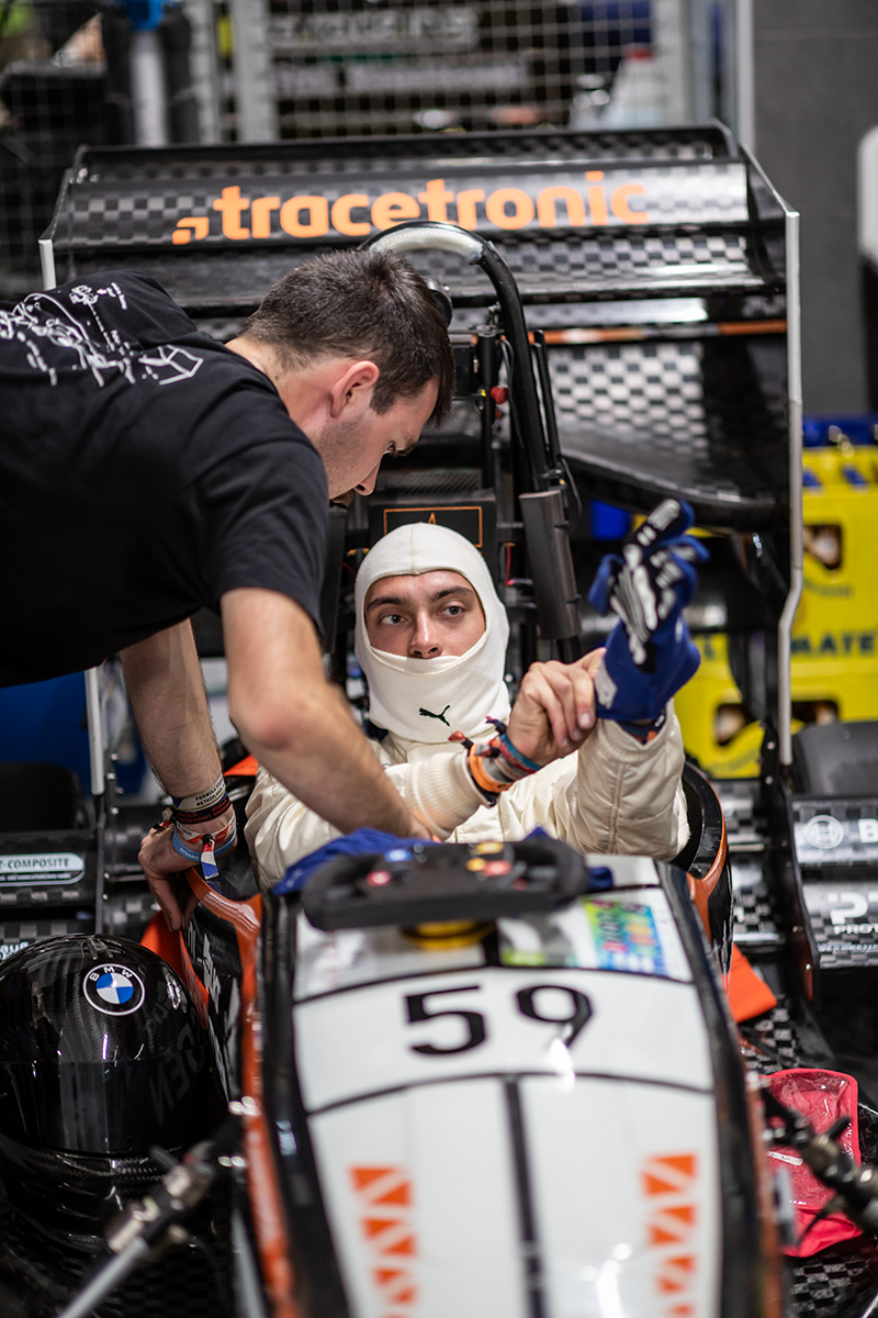 BMW Formula Student Fahrer im Rennauto bereitet sich auf sein Rennen vor.