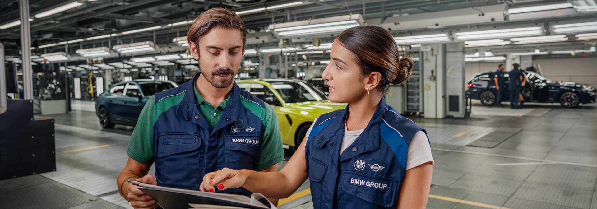 Three BMW Group employees are talking to a Student.