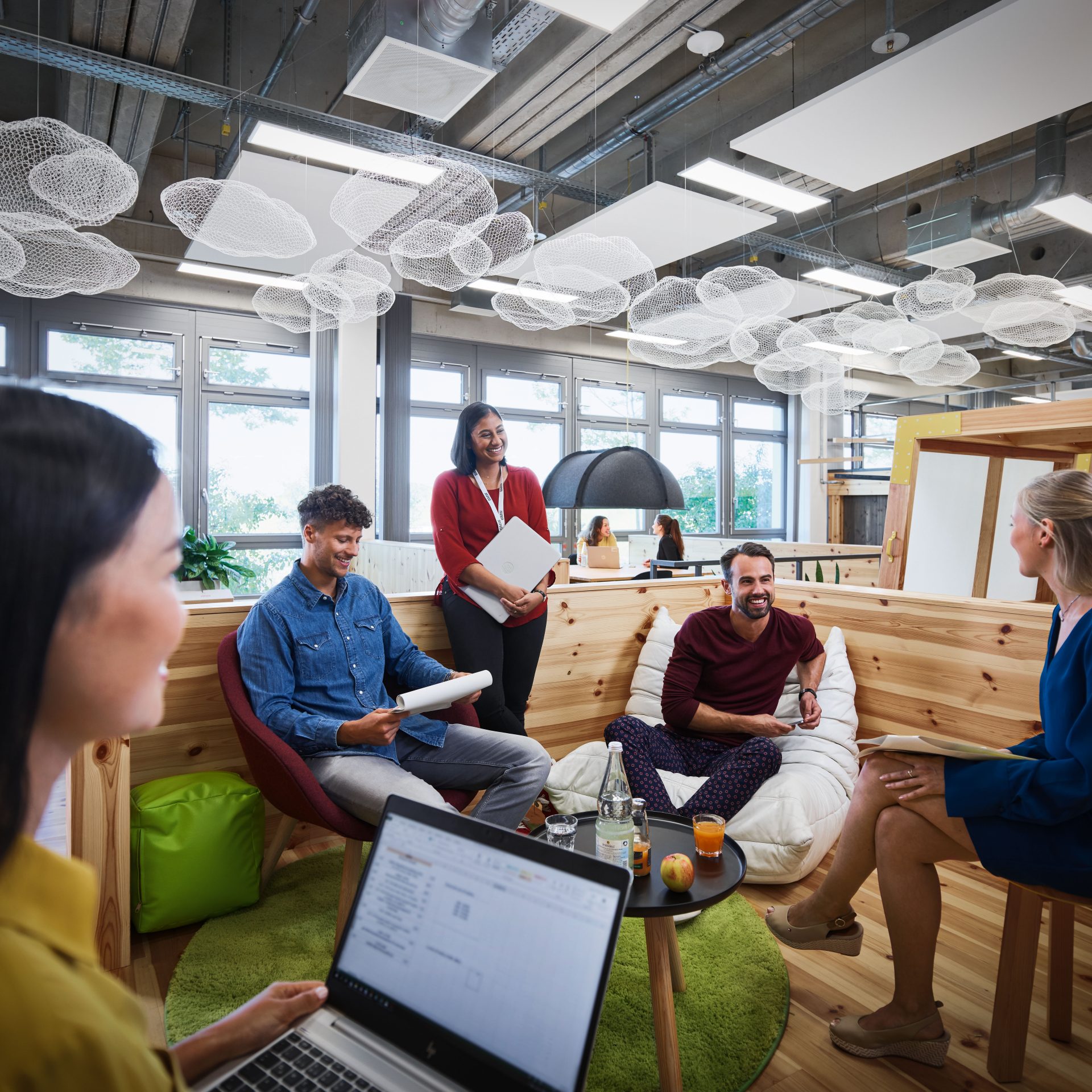 Participants of the AcceleratiON programme in the StartUp Garage at the BMW Group during an exchange.