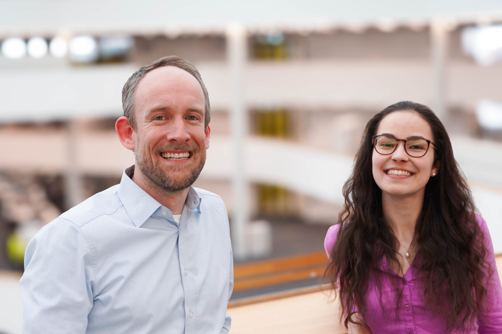 Selin and her mentor Benedikt in a modern office environment. 