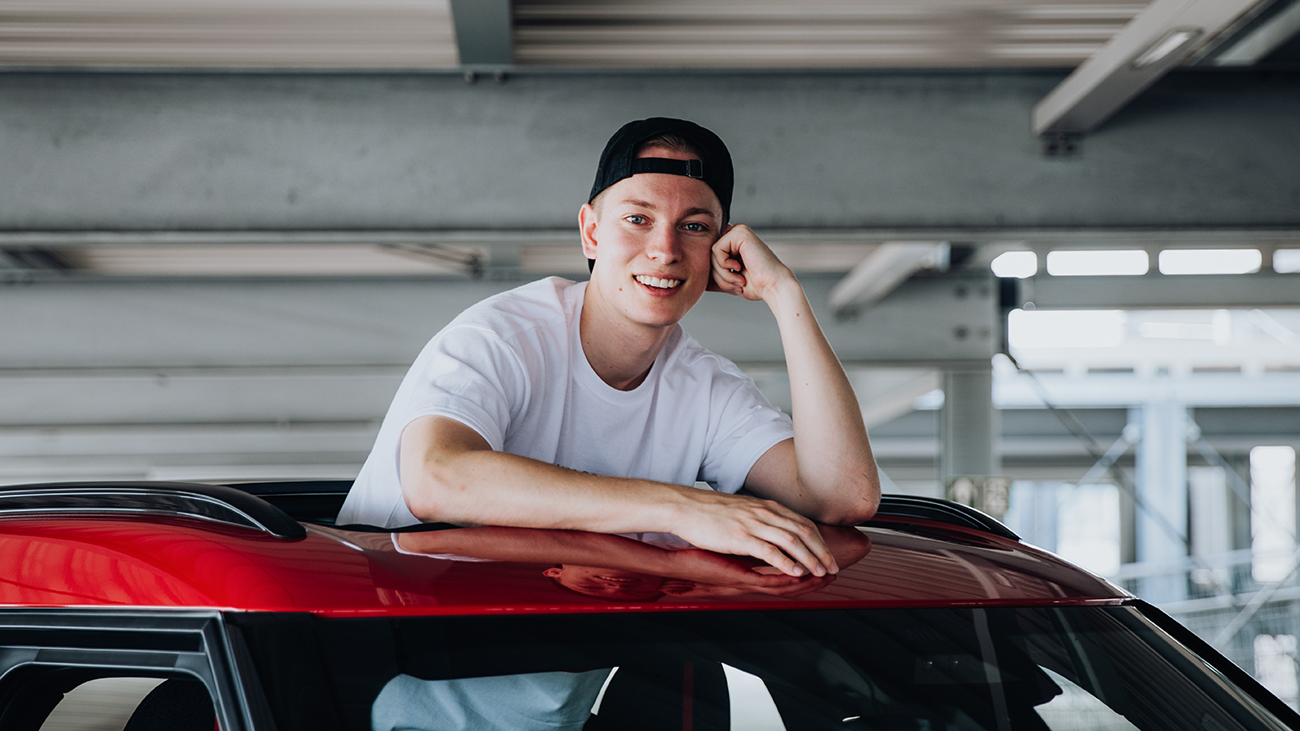 Fastlane student looking out of the ceiling of a MINI Countryman