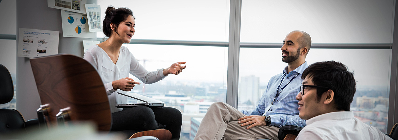 A student is having a conversation with two BMW Group employees.