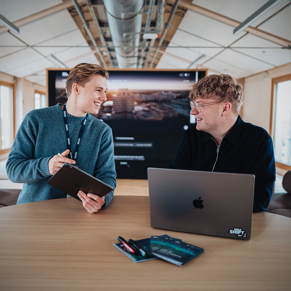 An employee of the BMW Group is having a feedback meeting with an intern.