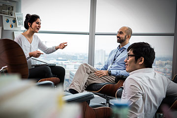 A Student and two BMW Group employees in a conversation.