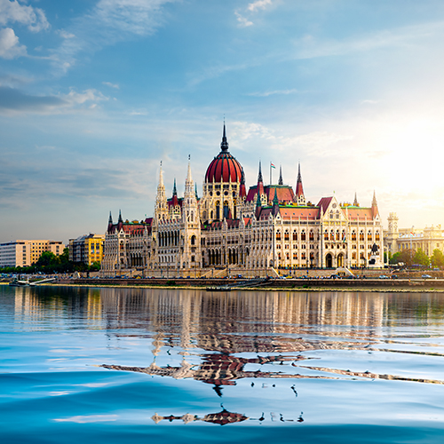 The image shows the Frauenkirche in Munich and the surrounding city.