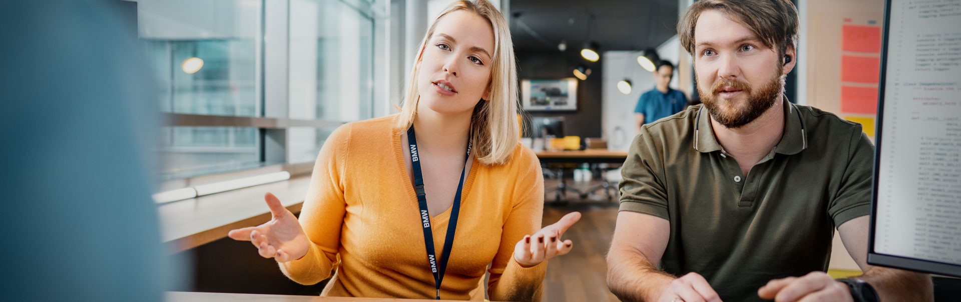 Two colleagues are having a chat in the office.