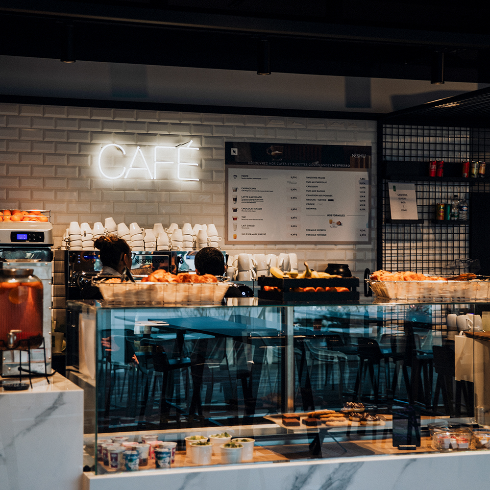 Photo du café dans l'immeuble de bureaux 