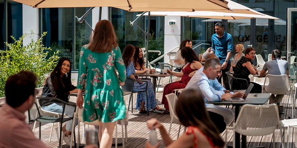 Fête estivale sur la terrasse du campus BMW Group en France