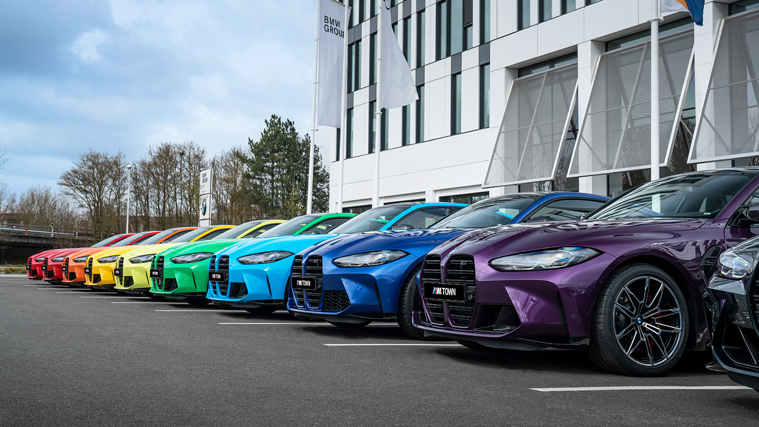De nombreuses BMW M4 de différentes couleurs devant le campus en France