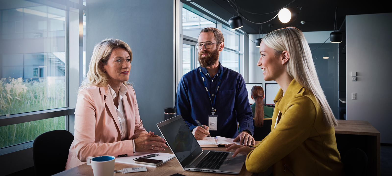 Trois collègues travaillant ensemble dans un bureau.