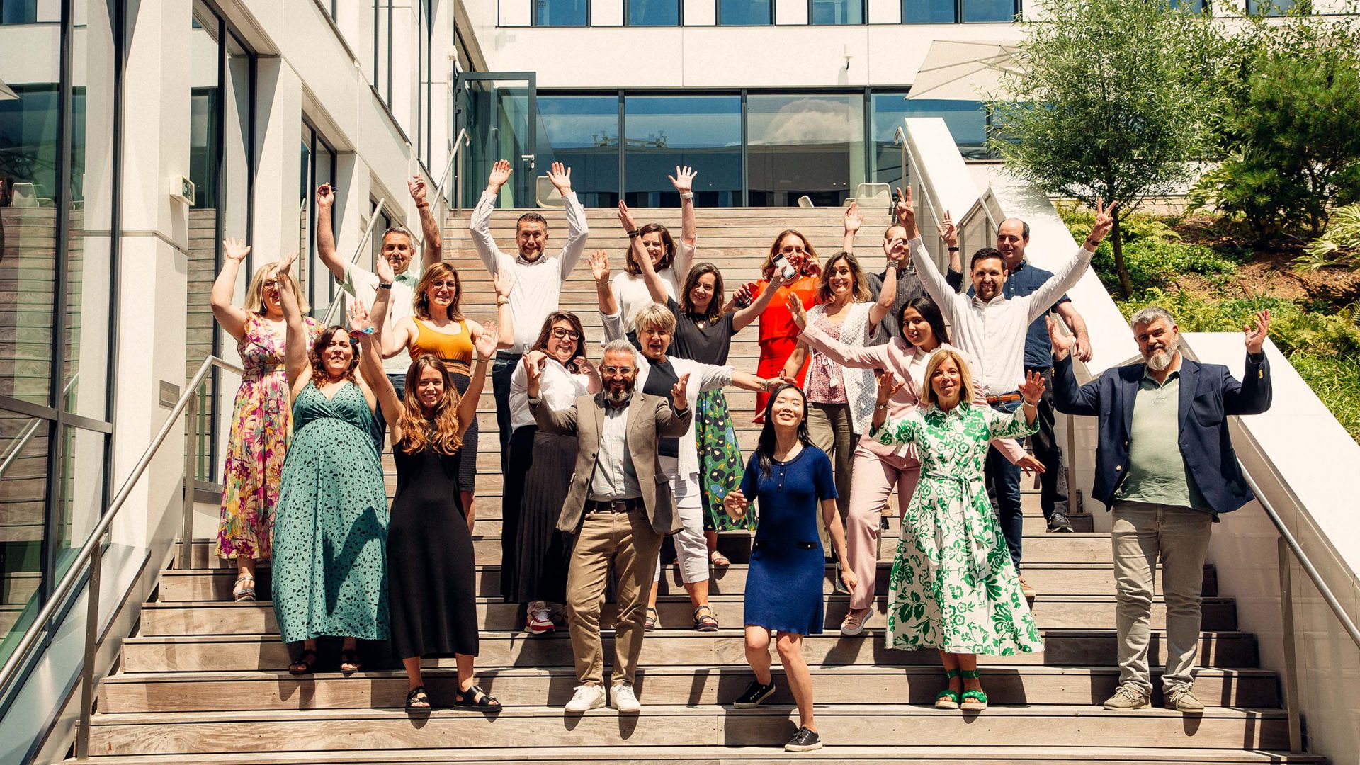 Photo de groupe prise lors d'un événement d'équipe en France, de nombreux collègues saluant et souriant.