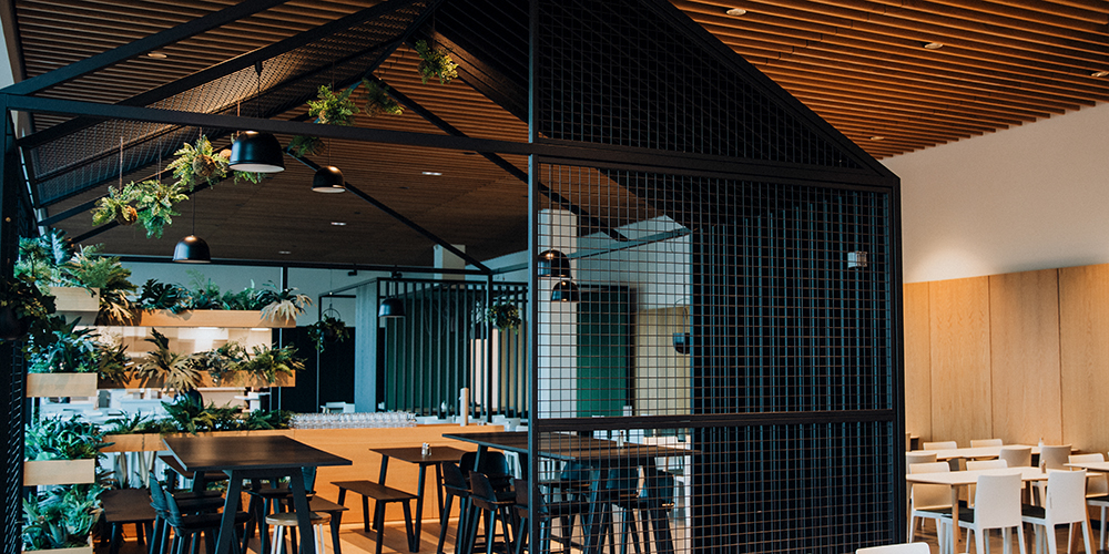 Photo de l'intérieur de la cantine du campus du groupe BMW en France