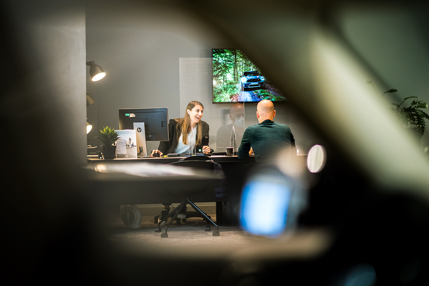 Un client et une vendeuse lors d'une conversation commerciale