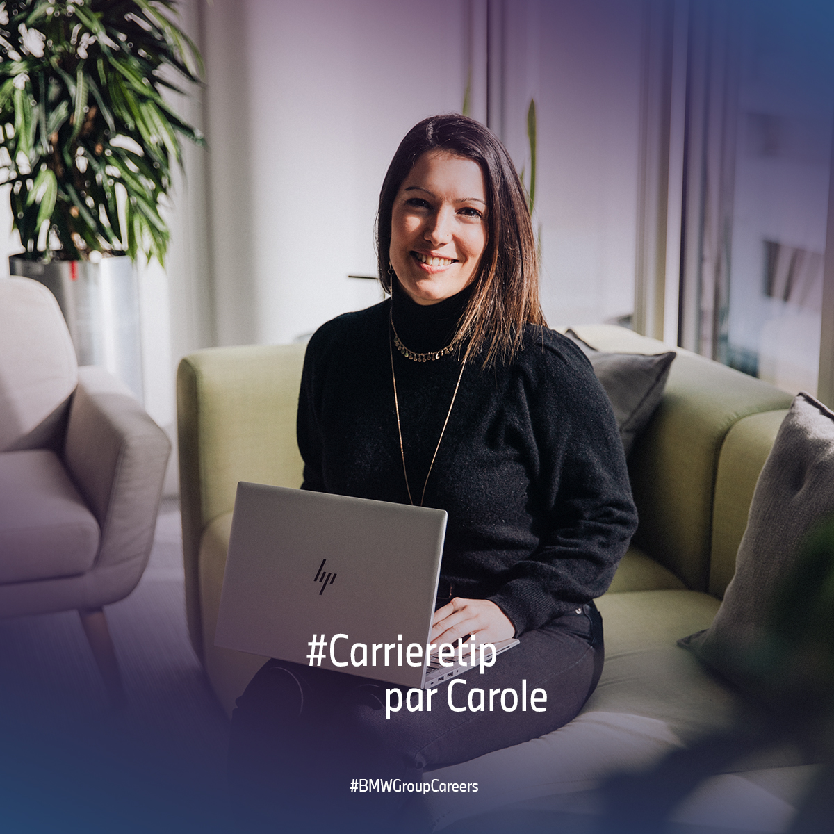 Carole, employée du groupe BMW, assise sur un canapé, avec le texte « Careertip » affiché sur l'image