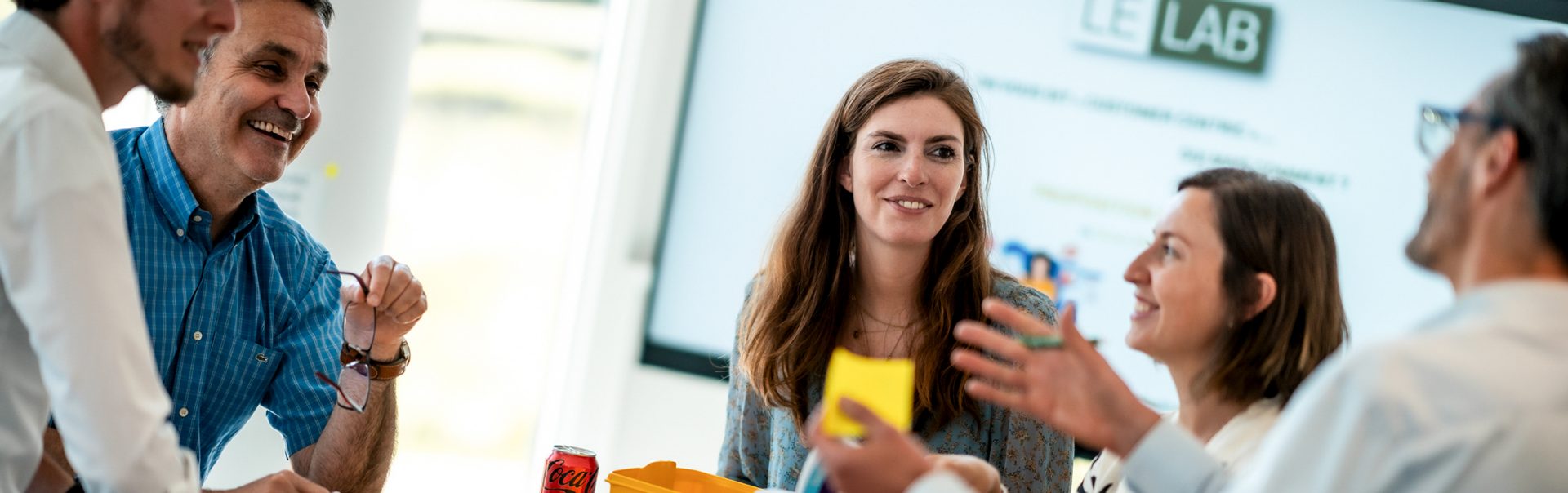 Un groupe d'employés travaillant dans l'analyse de données, en réunion.