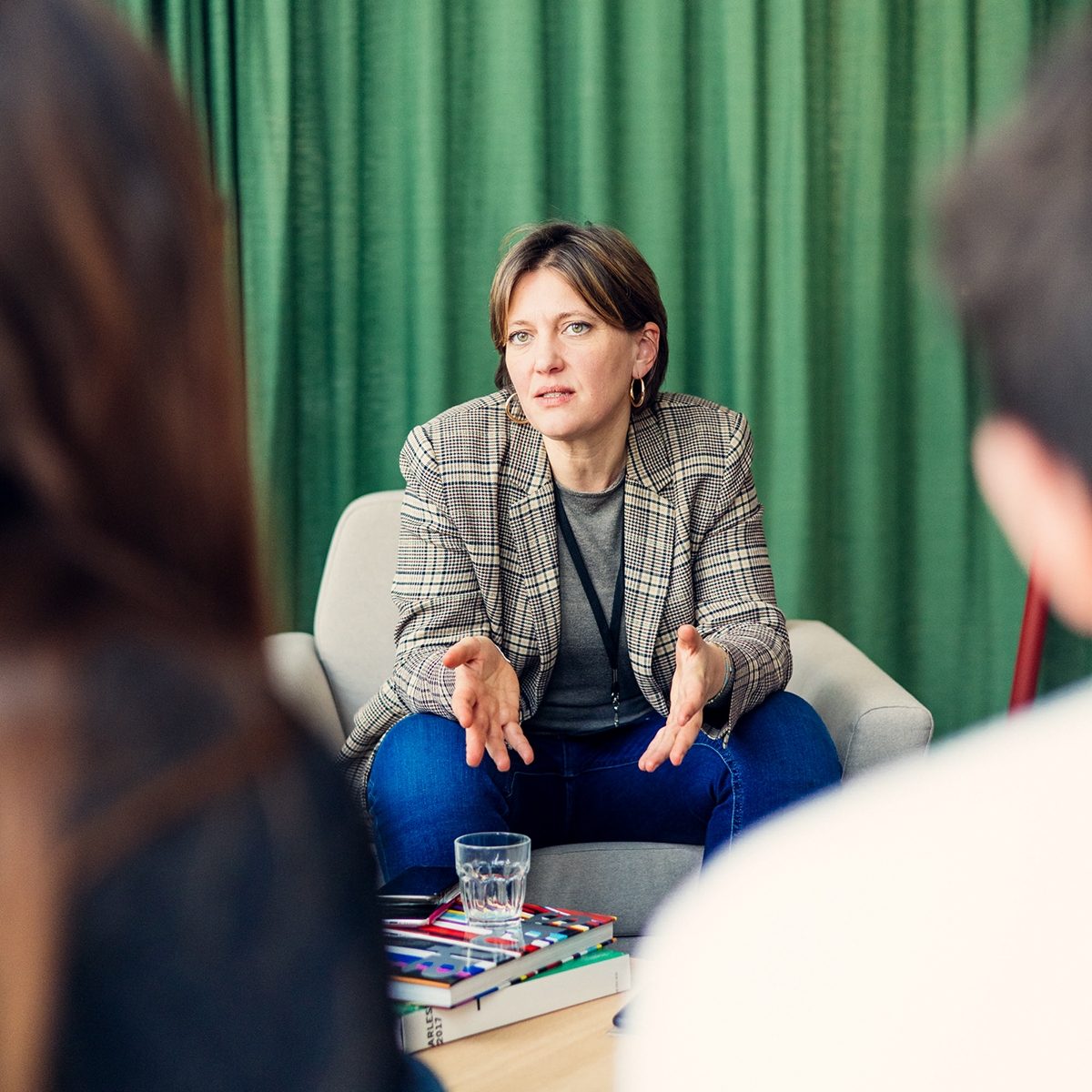 Responsable du développement des ressources humaines et des rémunérations et avantages sociaux en conversation avec deux étudiants