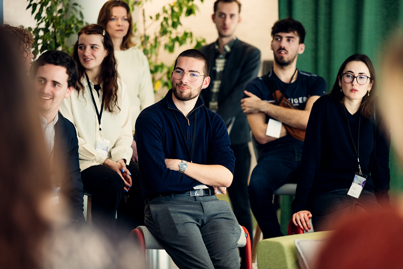Des étudiants écoutent une présentation.
