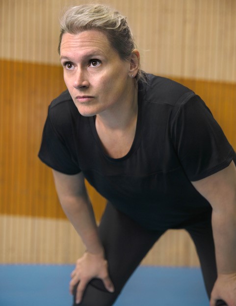 Maud, employée chez BMW, joue au handball.