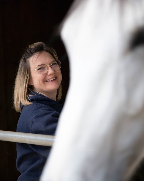 Portrait de Laura et son cheval blanc au premier plan